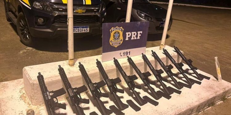 PRF localiza 10 fuzis escondidos no tanque e lataria de carro na BR-280 em Mafra