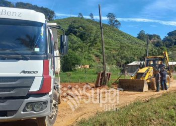 Após denúncias Prefeitura com apoio da Policia Militar apreendem materiais usados para a construção de uma casa em terreno público no Timbezinho