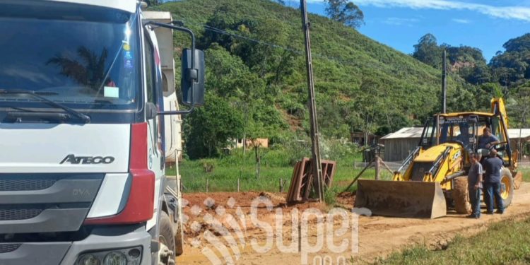 Após denúncias Prefeitura com apoio da Policia Militar apreendem materiais usados para a construção de uma casa em terreno público no Timbezinho