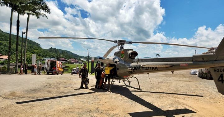 Águia 04 auxilia no salvamento de idoso perdido há quatro dias em mata de difícil acesso em Penha SC