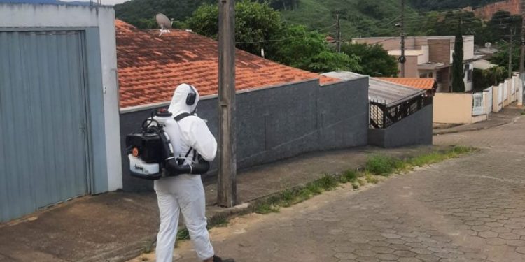 Secretaria de Saúde de São João Batista efetua tratamento local contra a dengue no Timbezinho