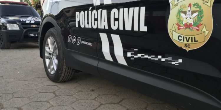 Polícia Civil apreende adolescente suspeita de planejar ataque em colégio de Bombinhas