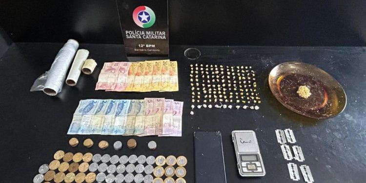 Após denúncias de tráfico três homens presos em prédio em construção