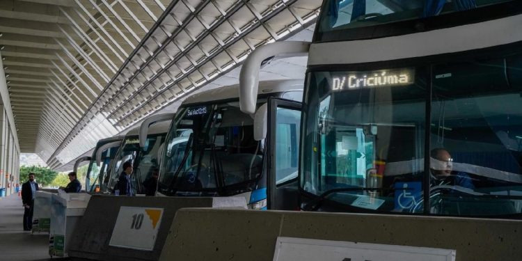 Feriadão de carnaval movimenta estradas de SC e rodoviárias do estado