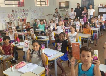 Combate à dengue: estudantes da rede municipal recebem repelentes em São João Batista