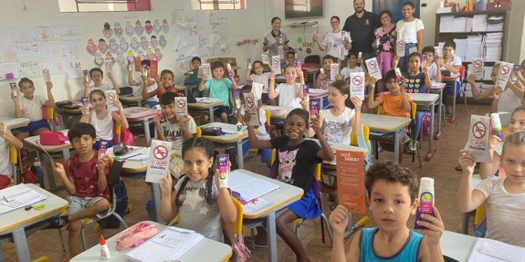 Combate à dengue: estudantes da rede municipal recebem repelentes em São João Batista