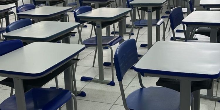 Secretaria de Educação de SJB efetua entrega de novos conjuntos de carteiras