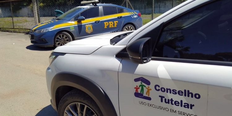 Três adolescentes de 14 e 13 anos que viajavam escondidos dos pais são interceptados na BR-280 em Rio Negrinho