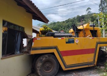 Homem fica ferido após perder controle de máquina e colidir contra uma residência em Nova Trento
