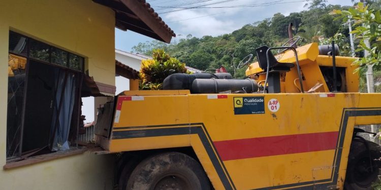 Homem fica ferido após perder controle de máquina e colidir contra uma residência em Nova Trento