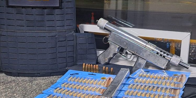 Submetralhadora caseira, carregador e 109 munições são localizadas pela PRF em Barra Velha