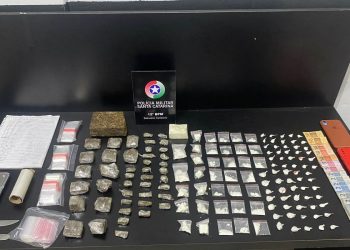 Após denúncias policia militar prende suspeitos e encontra drogas