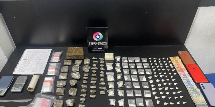 Após denúncias policia militar prende suspeitos e encontra drogas