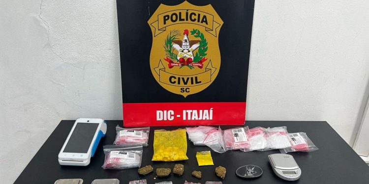 Polícia Civil prende casal de irmãos por tráfico de drogas