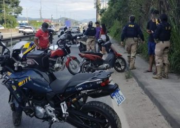 Motocicleta com dispositivo para ocultar placa é flagrada na BR-101