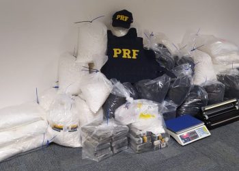 Ação conjunta PRF, PF e PM apreende carga milionária de cocaína em Balneário Camboriú