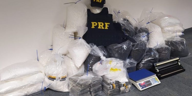 Ação conjunta PRF, PF e PM apreende carga milionária de cocaína em Balneário Camboriú