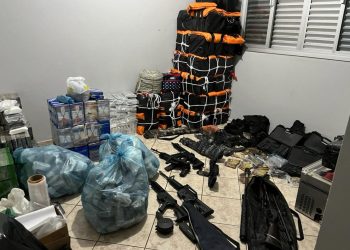PF apreende cerca de 1.3 Toneladas de cocaína, armas e munições e prende seis pessoas em Santa Catarina.