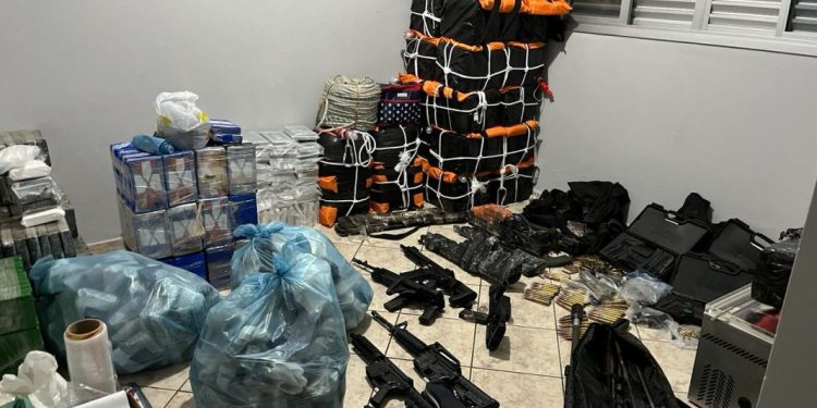 PF apreende cerca de 1.3 Toneladas de cocaína, armas e munições e prende seis pessoas em Santa Catarina.