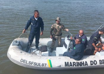 Polícia Militar Ambiental e Marinha do Brasil verificam denúncia poluição na Baía Babitonga