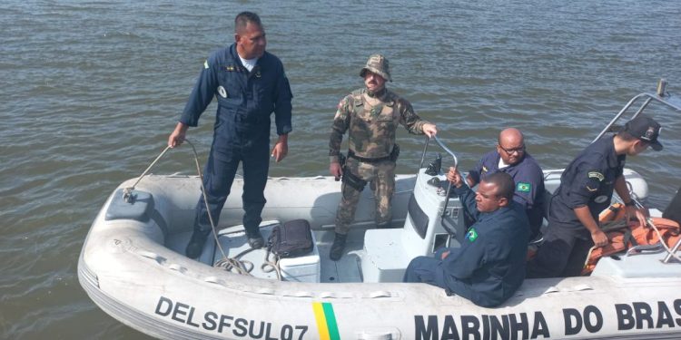 Polícia Militar Ambiental e Marinha do Brasil verificam denúncia poluição na Baía Babitonga