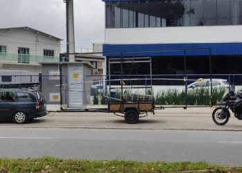 PRF flagra reboque de 2 metros transportando carga de 5,5 metros em B. Camboriú