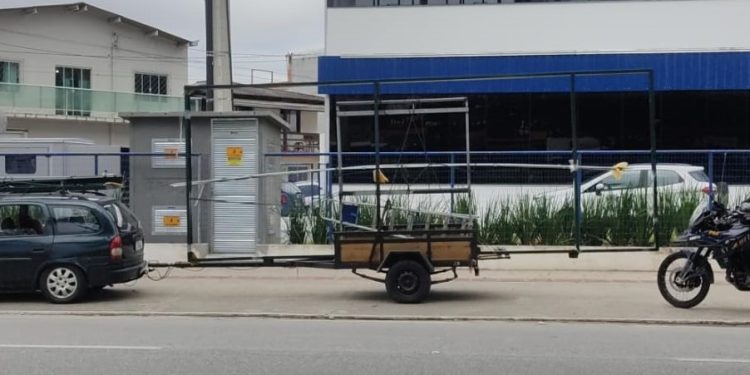 PRF flagra reboque de 2 metros transportando carga de 5,5 metros em B. Camboriú