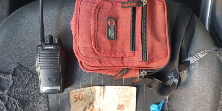 Após denúncias Policia Militar em operação de combate ao trafico prende suspeitos e encontra droga