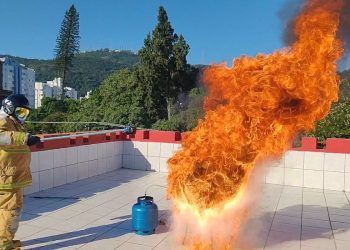 CBMSC orienta: nunca jogue água em óleo quente