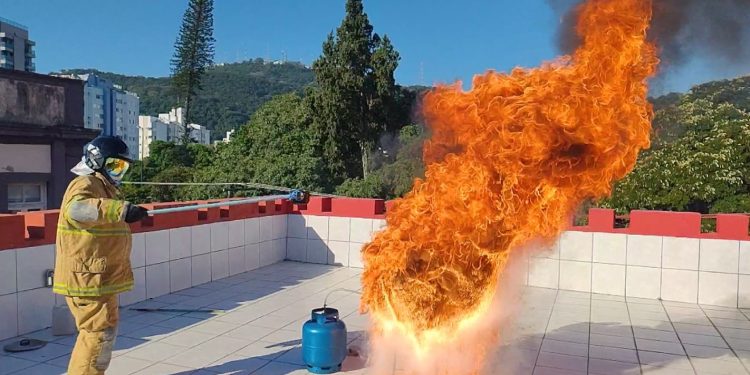 CBMSC orienta: nunca jogue água em óleo quente