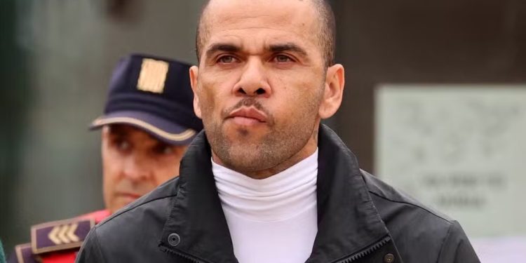 Daniel Alves é liberado da detenção em Barcelona após um período de 14 meses