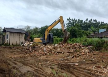 Por risco à saúde pública, cinco edificações abandonadas serão demolidas em São João Batista