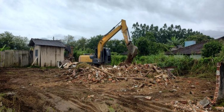 Por risco à saúde pública, cinco edificações abandonadas serão demolidas em São João Batista