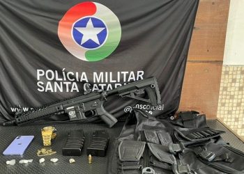 Fuzil calibre 5,56 e drogas são apreendidos na região continental de Florianópolis
