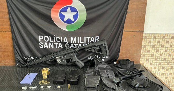 Fuzil calibre 5,56 e drogas são apreendidos na região continental de Florianópolis