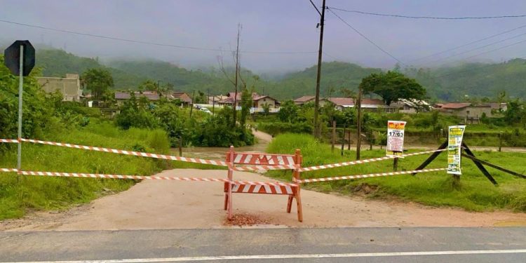 Prefeitura suspende tráfego de veículos sobre a ponte provisória no acesso ao bairro Colônia Nova Itália