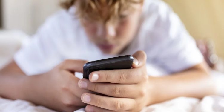 Flórida aprova lei que proíbe redes sociais para menores de 14 anos