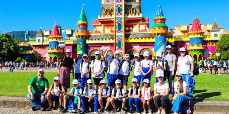 Ação leva estudantes de Canelinha ao Beto Carreiro Word