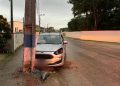 Acidente carro colide em poste na Ribanceira do Sul