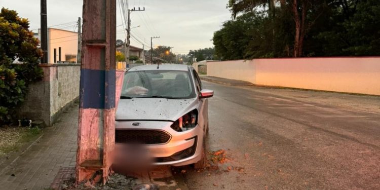 Acidente carro colide em poste na Ribanceira do Sul