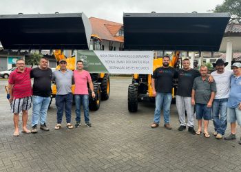 Prefeitura de Nova Trento recebe duas retroescavadeiras