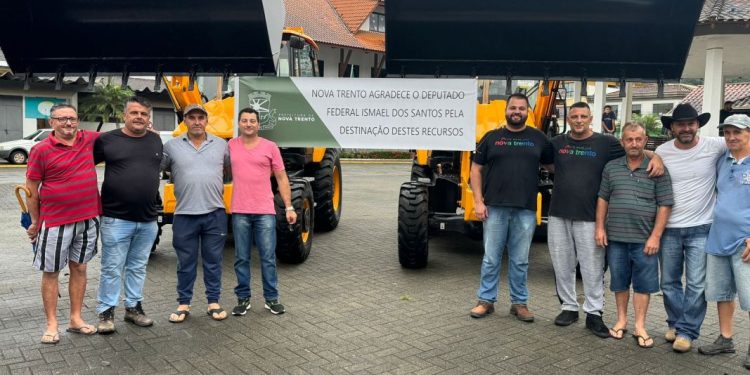 Prefeitura de Nova Trento recebe duas retroescavadeiras