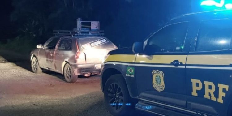 Carro é flagrado circulando em condições precárias na BR-101