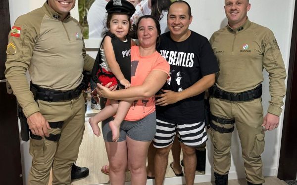 Policiais de São João Batista visitam Laurinha e realizam o sonho da pequena de conhecer uma guarnição da Policia Militar