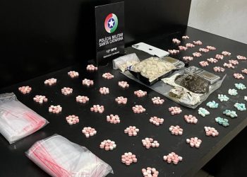 Após denúncias Policia Militar prende suspeito e encontra drogas