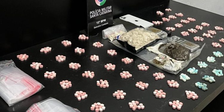 Após denúncias Policia Militar prende suspeito e encontra drogas