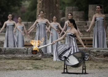 Chama olímpica é acesa na Grécia