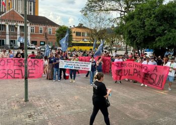 Professores de Santa Catarina entram no segundo dia de paralisação.