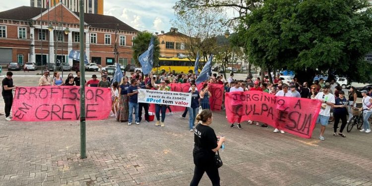 Professores de Santa Catarina entram no segundo dia de paralisação.