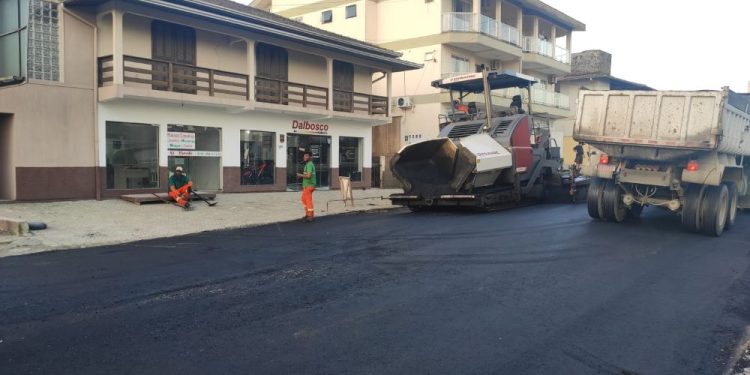Rua João Andregtoni recebe pavimentação asfáltica em São João Batista